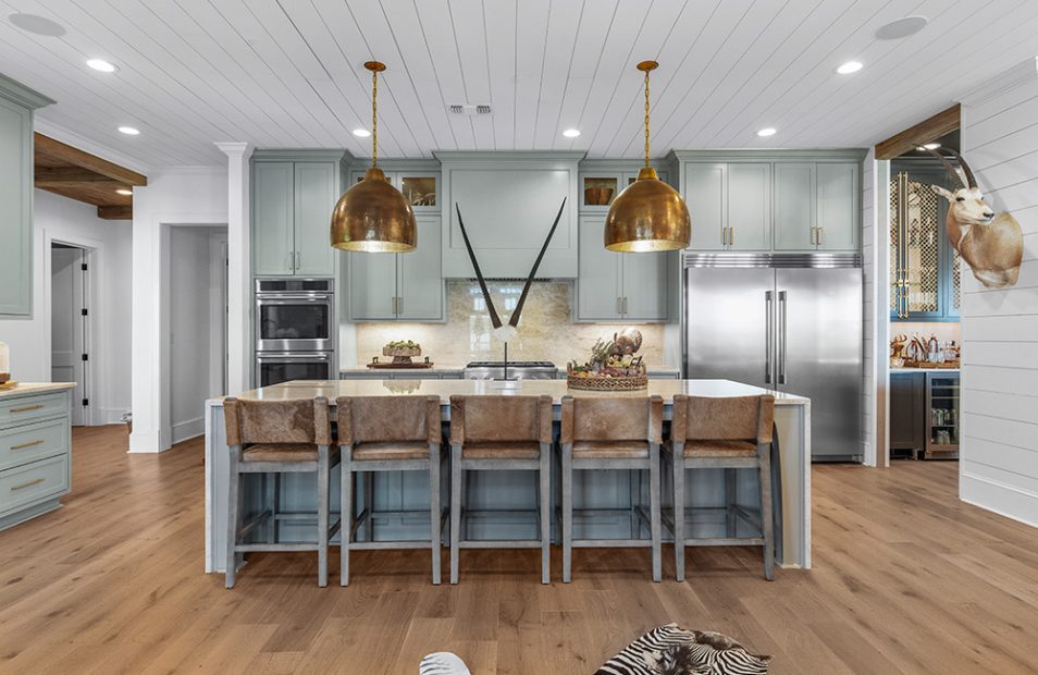 Paige Suares selected Taj Mahal stone for the waterfall island and countertops in the kitchen. Barstools were sourced from Restoration Hardware.